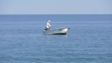 Fischer-Fängt-Fische-Im-Ruhigen-Mittelmeer-Am-Morgen-Neben-Der-Slowenischen-Küste-Von-Piran