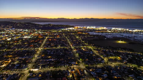 Abendlicher-Zeitraffer-Der-Luftaufnahme-über-Der-Küstenstadt-Nelson,-Neuseeland,-Stadtverkehr