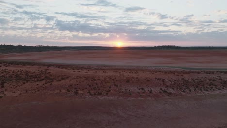 Clip-De-Drone-Que-Muestra-Un-Hermoso-Amanecer-Sobre-El-Desierto-Del-Interior-De-Australia
