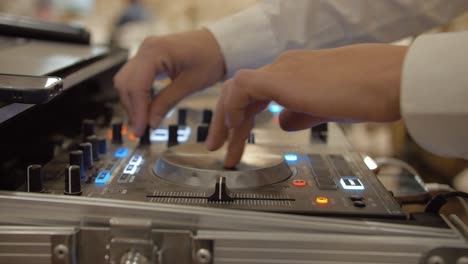 Zeitlupenaufnahme-Eines-DJs,-Der-Die-Regler-Eines-Decks-ändert-Und-Neue-Musik-Mixt