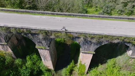 Cruzul-Brücke-überspannt-Den-Fluss-Naron-Im-Sommer-In-Becerrea,-Lugo,-Galizien,-Spanien