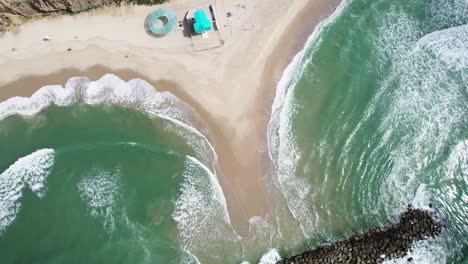 Disparo-De-Un-Dron-Sobre-Un-Rompeolas-En-La-Ciudad-De-Ashkelon,-En-El-Sur-De-Israel