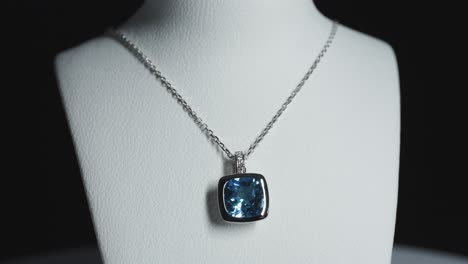 Piedra-Preciosa-Azul-En-Un-Collar-Sobre-Un-Busto-Giratorio.