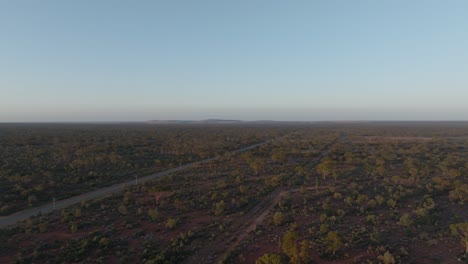 Weitwinkel-Drohnenaufnahme-Zeigt-Abgelegenes-Australisches-Outback-Mit-Blick-Bis-Zum-Horizont