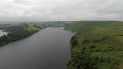Clywedog-Reservoir-In-Wales-Mit-Videoschwenk-Von-Rechts-Nach-Links