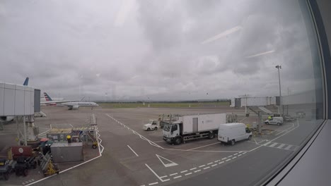 Lapso-De-Tiempo-De-Los-Trabajadores-Tomando-Un-Avión-A-La-Pista