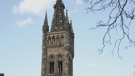 Apretada-Torre-De-La-Universidad-De-Glasgow-Vía-De-Derecha-A-Izquierda-Naturaleza-En-Primer-Plano