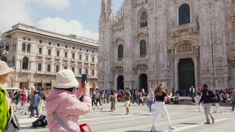 Concurrida-Plaza-De-Milán-Con-El-Icónico-Duomo-Al-Fondo.