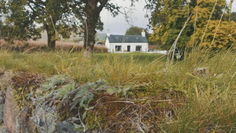 Zeitlupenaufnahme-Einer-Steinmauer-Mit-Einem-Häuschen-Im-Hintergrund