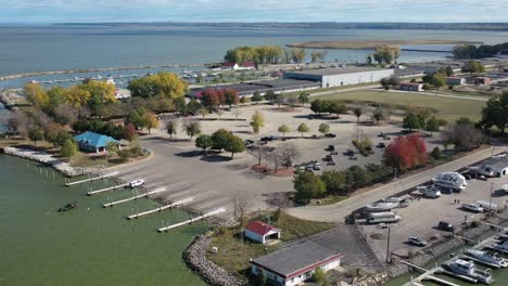 Luftaufnahme-Des-Hafens-Von-Green-Bay,-Wisconsin-Mit-Bootsanlegestellen-Und-Jachthafen