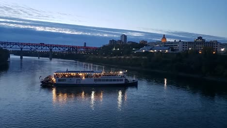 Die-Edmonton-River-Boat-Company-Zieht-Auf-Dem-North-Saskatchewan-River-Eine-Umgekehrte-Drehung-Vor-Der-Niedrigen-Brücke,-Während-Die-Passagiere-Abends-Tanzend-Speisen,-Während-Das-Schiff-Anlegt-Und-Zurück-Zum-Hafen-Fährt
