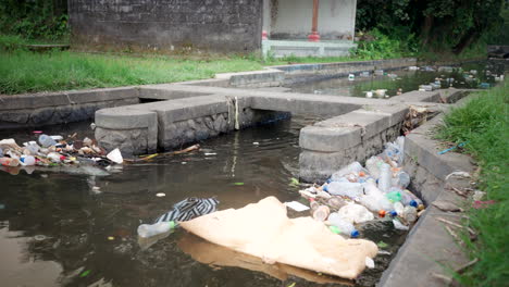 Drainage-systems,-contaminated-waters,-garbage,-waste,-rubbish,-pollution