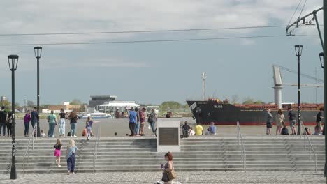 Buque-Portacontenedores-Pasa-A-Los-Espectadores-En-El-Río-Mississippi-En-Nueva-Orleans