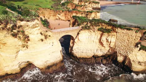 Luftaufnahme-Eines-Künstlichen-Bogens-Am-Strand-Estudantes-In-Lagos,-Der-Algarve-Region-Von-Portugal,-Mit-Einer-Drohne-In-4K-Auflösung