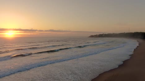 Un-Suave-Empujón-En-La-Toma-De-Un-Hermoso-Amanecer-En-Una-Playa-Vacía