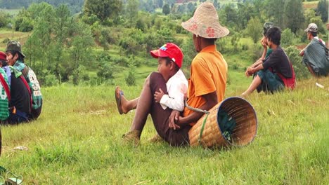 Pueblo-Birmano-Viendo-Juegos-Locales-En-El-Camino-De-Senderismo-Desde-Kalaw-Hasta-El-Lago-Inle,-Birmania,-Myanmar