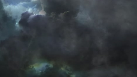El-Cielo-Se-Llena-De-Nubes-Cumulonimbus-Con-Relámpagos