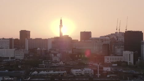 Drohnenvideo-Der-Skyline-Von-Birmingham,-Großbritannien-Bei-Sonnenuntergang