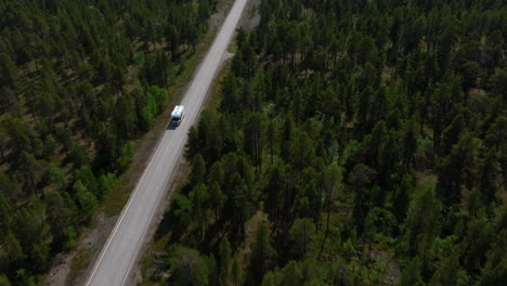 Luftaufnahme-Eines-Wohnmobils,-Das-In-Der-Vatsari-Wildnis-Lapplands-Fährt