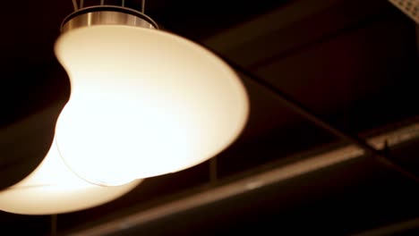Primer-Plano-De-Una-Moderna-Lámpara-LED-Giratoria