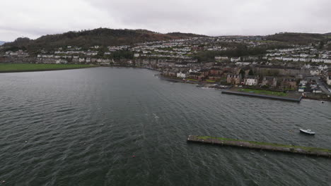 Greenock,-Escocia,-En-Un-Día-Ventoso-Sobre-El-Río-Clyde,-Siguiendo-Lentamente-Hacia-La-Izquierda,-Mirando-Hacia-La-Ciudad
