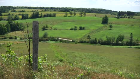 Un-Camino-Rural-Tranquilo-En-Una-Comunidad-Rural-En-New-Brunswick,-Canadá.