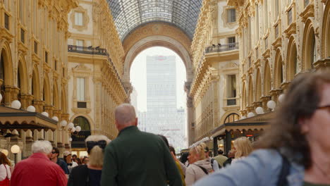 Crowded-walkway-in-the-Galleria-Vittorio-Emanuele-II,-Milan