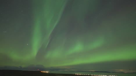 Un-Vídeo-Timelapse-De-La-Encantadora-Aurora-Boreal-Bailando-Sobre-Un-Tranquilo-Fiordo-En-Una-Oscura-Noche-De-Invierno