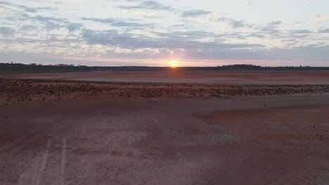 Drohnenclip-Zeigt-Farbenfrohen-Sonnenaufgang-über-Dem-Australischen-Outback