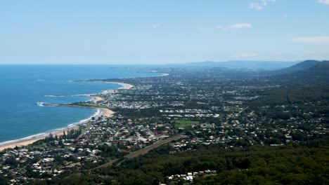 Zeitraffer-Blick-Vom-Berggipfel-Auf-Die-Weite-Stadtlandschaft-Der-Südküste-Von-Illawarra,-New-South-Wales-An-Einem-Teilweise-Bewölkten-Tag