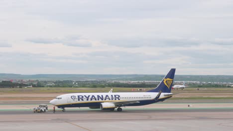 Ein-Flugzeug-Der-Irischen-Billigfluggesellschaft-Ryanair-Ist-Auf-Der-Startbahn-Des-Flughafens-Adolfo-Suárez-Madrid-Barajas-Zu-Sehen,-Während-Es-Sich-Auf-Den-Abflug-Zu-Seinem-Ziel-In-Madrid,-Spanien,-Vorbereitet.