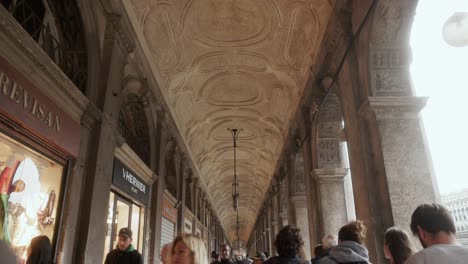 Multitud-De-Personas-Caminando-Por-La-Galería-De-La-Procuratie-Nuove-En-La-Plaza-De-San-Marcos-En-Venecia,-Italia.