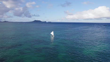 Drohnenaufnahmen,-Die-Ein-Einsames-Segelboot-Auf-Dem-Pazifischen-Ozean-In-Der-Nähe-Von-Lanikai-Beach,-Oahu,-Hawaii,-Umkreisen