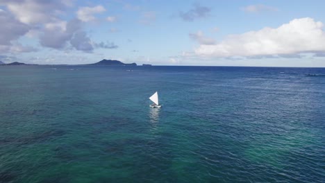 Imágenes-De-Drones-Dando-Vueltas-Alrededor-De-Un-Velero-Solitario-En-El-Océano-Pacífico-Cerca-De-La-Playa-De-Lanikai-Oahu-Hawaii