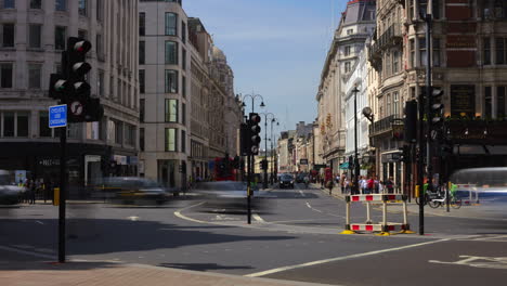 Timelapse-of-traffic-and-pedestrians-on-the-The-Strand,-London-looking-west-on-a-hot,-sunny-day
