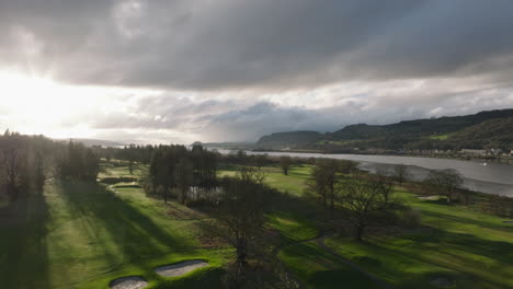 Erskine,-Schottland,-Wunderschöner-Sonnenuntergang-über-Dem-Golfplatz-Mit-Erstaunlich-Langen-Schatten