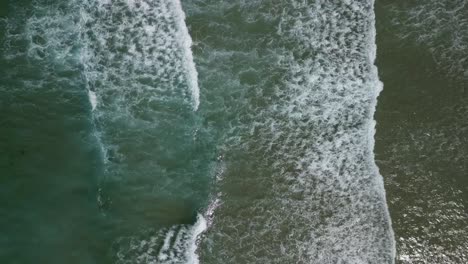 Meereswellen-Mit-Türkisfarbenem-Wasser-Entlang-Eines-Küstenstrandes-In-Cornwall,-Großbritannien