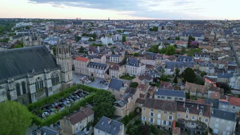 Kathedrale-Von-St.-Peter-Oder-Pierre-In-Der-Stadt-Poitiers,-Frankreich