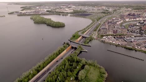 Veluwemeer-Luftlandschaft,-Die-Sich-Dem-Aquädukt-Nähert,-Von-Oben-Gesehen