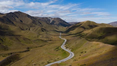 Kurvenreiche-Straße-Im-Tal-Und-In-Den-Bergen-über-Den-Lindis-Pass,-Luftaufnahme