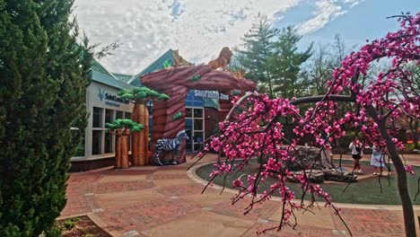 Saint-Louis-Zoo-North-Entrance-in-Missouri,-USA