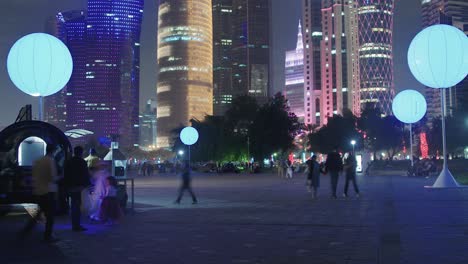 Gente-Caminando-En-El-Sheraton-Park-En-Doha-Corniche-Por-La-Noche