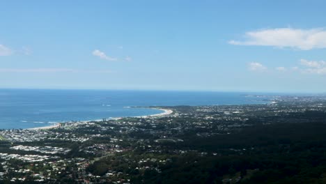 Zeitraffer-Blick-Vom-Berggipfel-Auf-Die-Weite-Stadtlandschaft-Von-Illawarra-An-Der-Südküste-Von-New-South-Wales-An-Einem-Sonnigen-Tag