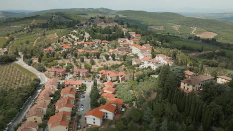 Drohnenaufnahme-Mit-Blick-Auf-Eine-Kleine-Stadt-In-Der-Toskana