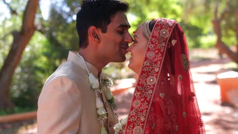Glücklicher-Indischer-Hinduistischer-Bräutigam-Und-Braut-Am-Hochzeitstag---Nahaufnahme