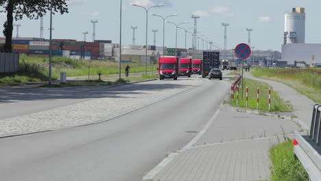 Lieferwagen-Von-HSM-Global-Fahren-Hintereinander-Auf-Der-Straße,-Statische-Aufnahme,-Logistik