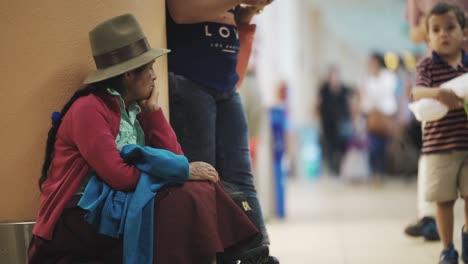 Frau-Wartet-Auf-Ihren-Flug-In-Lima,-Peru