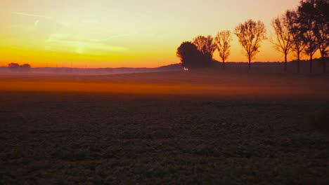 Ein-Atemberaubender-Blick-Auf-Die-Dämmerung-In-Der-Landschaft-Von-Zlotoryja-Im-Südwesten-Polens-An-Einem-Kalten,-Nebligen-Morgen---Weitwinkelaufnahme