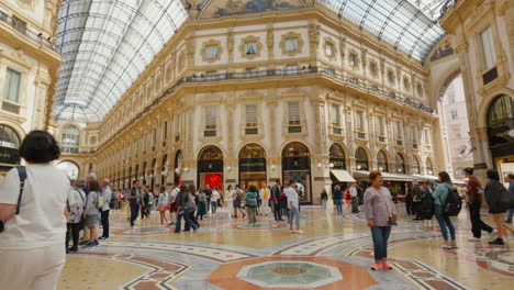 Touristen-Erkunden-Die-Berühmte-Galleria-Vittorio-Emanuele-II-In-Mailand