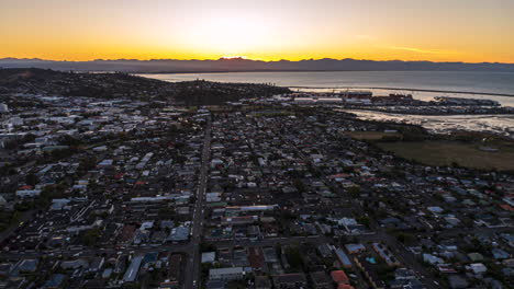 Timelapse-De-Seguimiento-Aéreo-Rápido-Sobre-Nelson,-Nueva-Zelanda-Al-Atardecer,-Justo-Antes-Del-Anochecer.